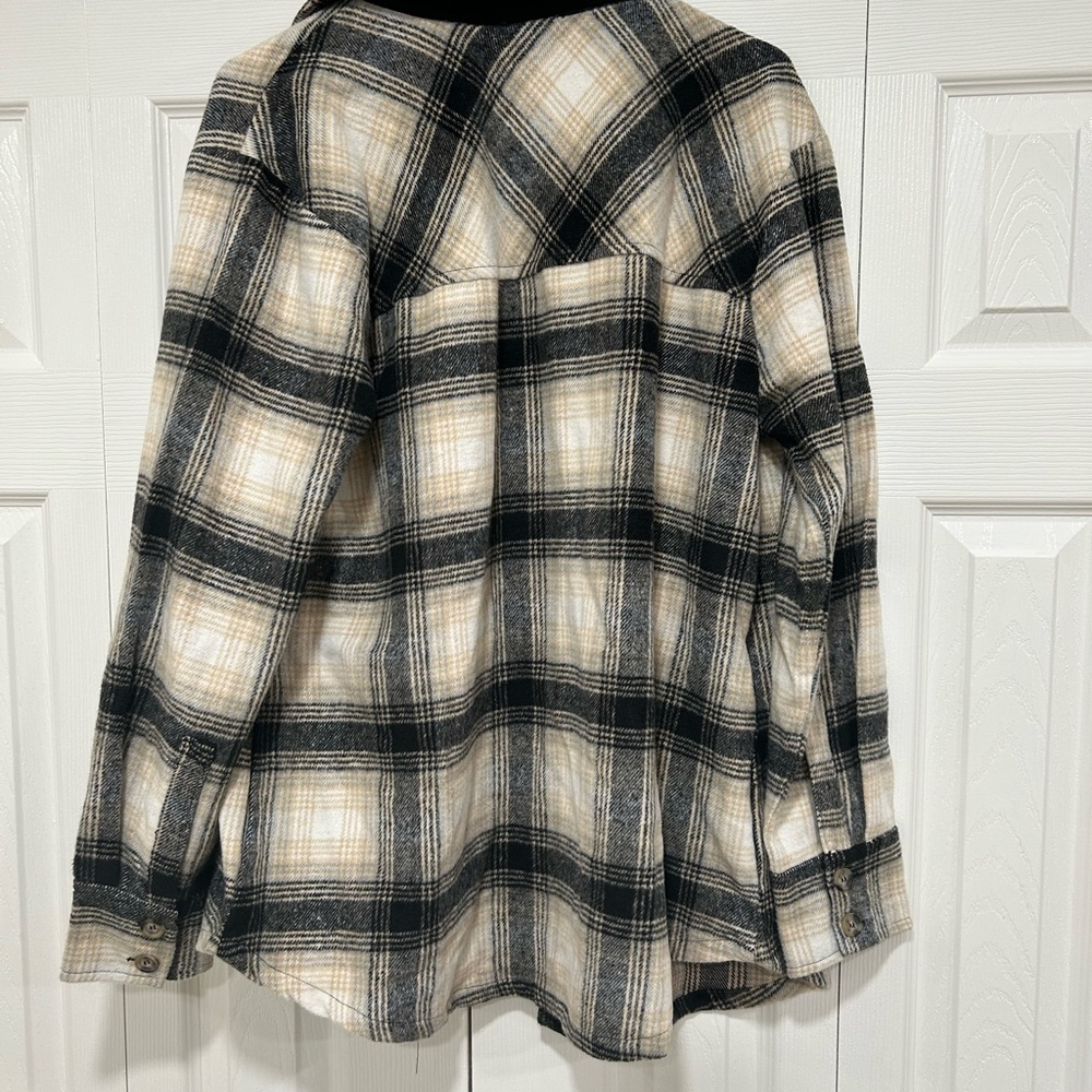 Women’s Shacket - Picture 2 of 4